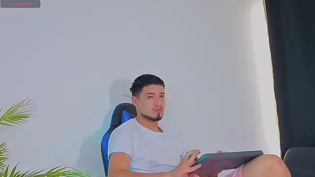 Snapshot of EdwardRoss_ chatting on October 26, 2025, 8:48 pm EdwardRoss online show from October 26, 2025, 8:48 pm