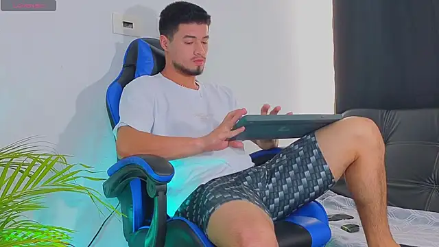 Snapshot of EdwardRoss_ chatting on October 30, 2025, 7:36 pm EdwardRoss online show from October 30, 2025, 7:36 pm