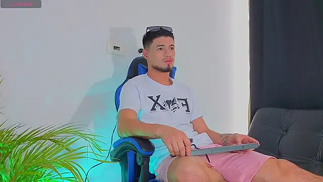 Snapshot of EdwardRoss_ chatting on November 2, 2025, 8:33 pm EdwardRoss online show from November 2, 2025, 8:33 pm