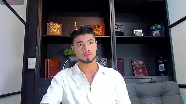 Snapshot of EdwardRoss_ chatting on November 3, 2025, 5:36 pm EdwardRoss online show from November 3, 2025, 5:36 pm