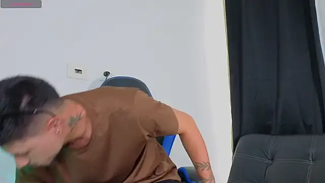 Snapshot of EdwardRoss_ chatting on November 20, 2025, 8:19 pm EdwardRoss online show from November 20, 2025, 8:19 pm