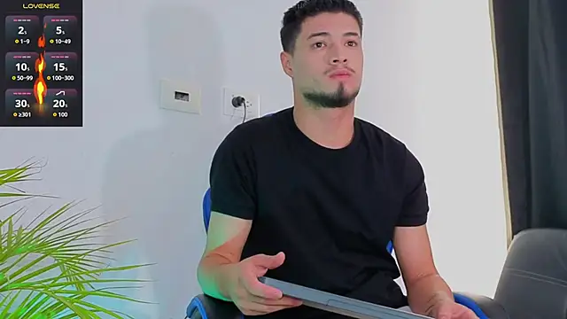 Snapshot of EdwardRoss_ chatting on November 30, 2025, 8:35 pm EdwardRoss online show from November 30, 2025, 8:35 pm