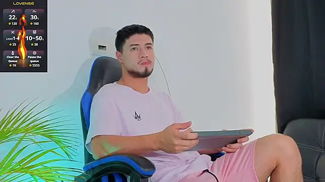 Snapshot of EdwardRoss_ chatting on December 4, 2025, 8:28 pm EdwardRoss online show from December 4, 2025, 8:28 pm