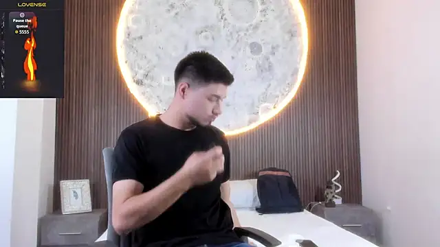 Snapshot of EdwardRoss_ chatting on December 17, 2025, 8:15 pm EdwardRoss online show from December 17, 2025, 8:15 pm