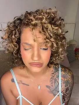 Arianabromw online show from November 28, 2025, 6:32 pm