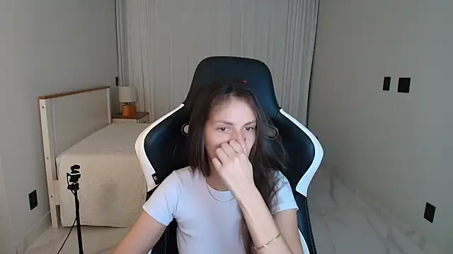 Snapshot of upssnowy chatting on July 4, 2026, 11:22 pm upssnowy online show from July 4, 2026, 11:22 pm