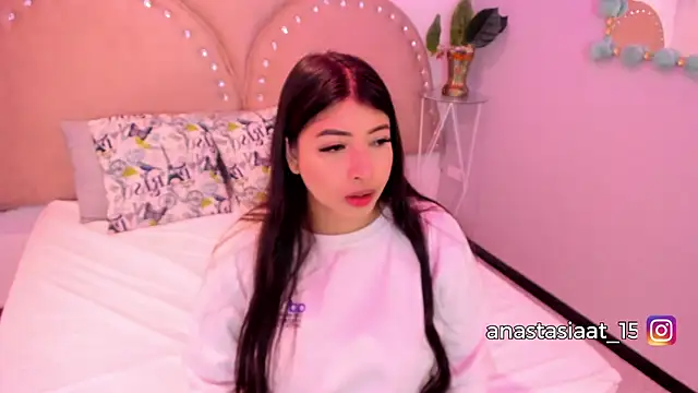 Miia Thompsonn online show from December 3, 2025, 3:36 am