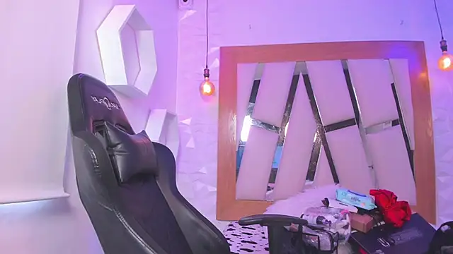 ary cooper  online show from October 28, 2025, 12:52 pm