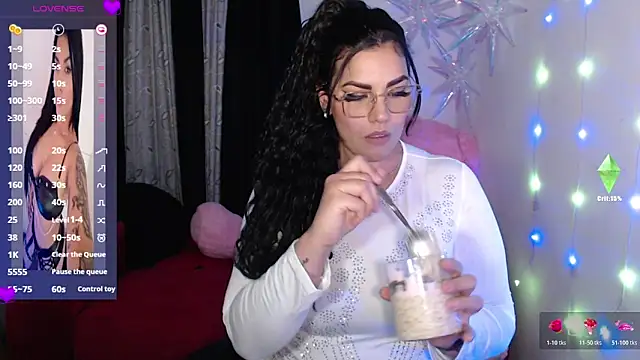 Snapshot of CarolinaRincon chatting on February 4, 2026, 11:53 pm CarolinaRincon online show from February 4, 2026, 11:53 pm