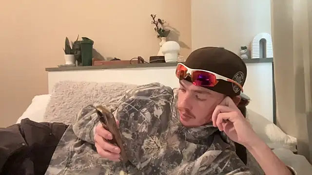 Snapshot of younghungginger chatting on December 1, 2024, 8:42 pm younghungginger online show from December 1, 2024, 8:42 pm