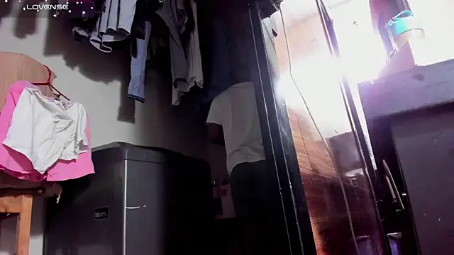 AlejoKhalifa  online show from November 3, 2025, 8:26 am