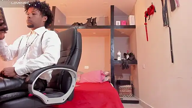 AlejoKhalifa  online show from April 2, 2026, 11:46 pm