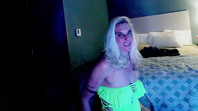 Snapshot of Glamazonx chatting on December 24, 2024, 1:49 am Glamazonx online show from December 24, 2024, 1:49 am