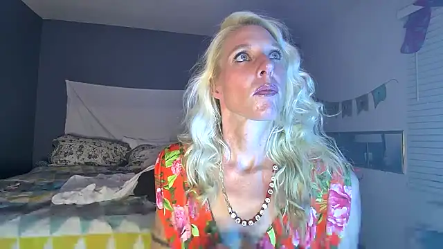 Snapshot of Glamazonx chatting on January 22, 2025, 1:10 am Glamazonx online show from January 22, 2025, 1:10 am