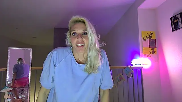 Snapshot of Glamazonx chatting on February 2, 2025, 5:32 am Glamazonx online show from February 2, 2025, 5:32 am