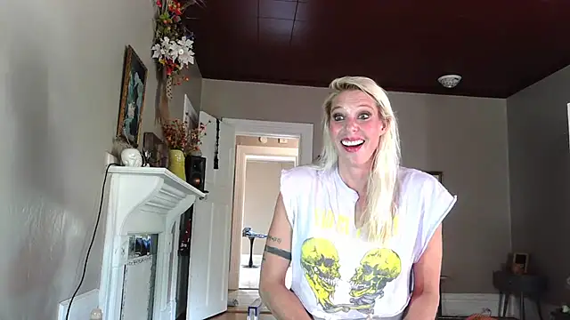 Snapshot of Glamazonx chatting on September 28, 2025, 8:25 pm Glamazonx online show from September 28, 2025, 8:25 pm