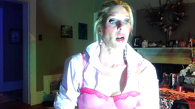 Snapshot of Glamazonx chatting on October 28, 2025, 3:43 am Glamazonx online show from October 28, 2025, 3:43 am