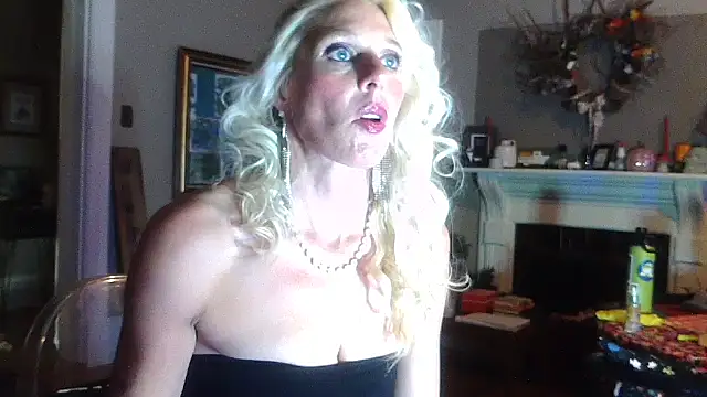 Snapshot of Glamazonx chatting on October 31, 2025, 2:23 am Glamazonx online show from October 31, 2025, 2:23 am