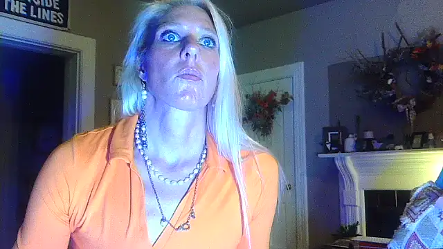 Snapshot of Glamazonx chatting on November 4, 2025, 2:10 am Glamazonx online show from November 4, 2025, 2:10 am