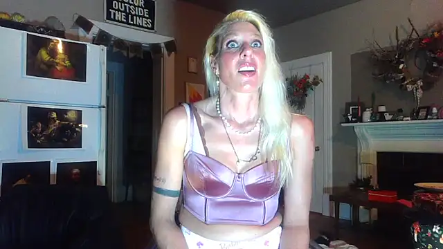 Snapshot of Glamazonx chatting on November 5, 2025, 3:39 am Glamazonx online show from November 5, 2025, 3:39 am