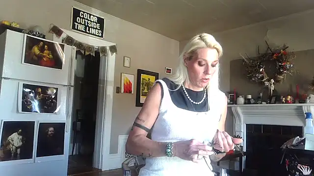 Snapshot of Glamazonx chatting on November 10, 2025, 5:45 pm Glamazonx online show from November 10, 2025, 5:45 pm