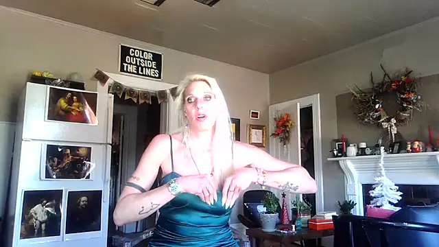 Snapshot of Glamazonx chatting on November 12, 2025, 10:20 pm Glamazonx online show from November 12, 2025, 10:20 pm