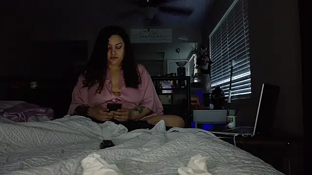 honeeyyy pot online show from October 11, 2025, 1:09 pm