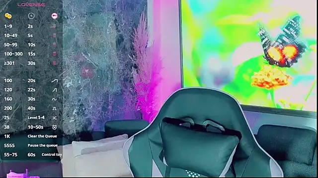 Emmaa Saenz  online show from November 13, 2025, 8:19 pm