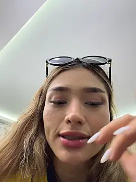 Snapshot of Arianavillada chatting on July 4, 2026, 5:13 am Arianavillada online show from July 4, 2026, 5:13 am