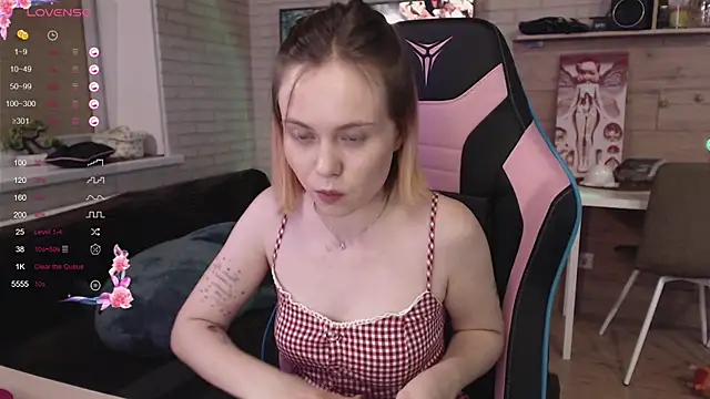 Snapshot of lucy_mirror chatting on November 6, 2025, 8:32 pm lucy mirror online show from November 6, 2025, 8:32 pm