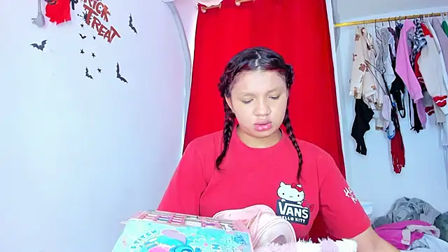 Emily Coper18 online show from October 26, 2025, 1:28 pm