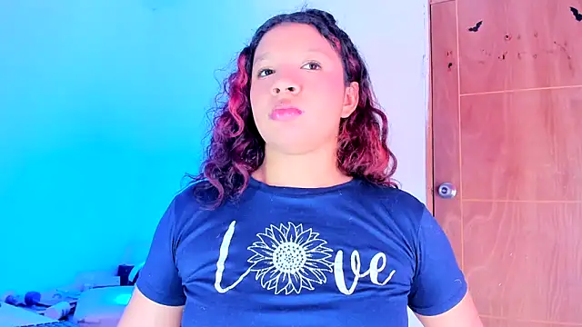 Snapshot of Emily_Coper18 chatting on April 19, 2026, 6:10 pm Emily Coper18 online show from April 19, 2026, 6:10 pm