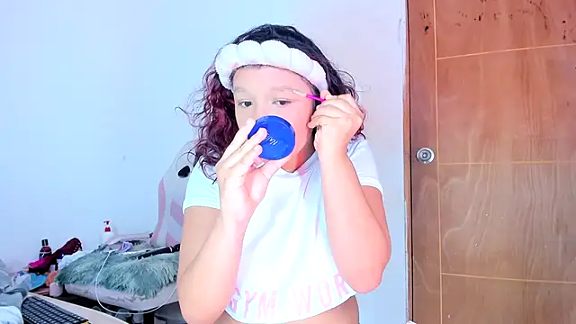 Snapshot of Emily_Coper18 chatting on May 1, 2026, 2:32 pm Emily Coper18 online show from May 1, 2026, 2:32 pm