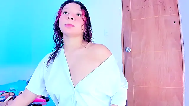 Snapshot of Emily_Coper18 chatting on May 21, 2026, 5:53 pm Emily Coper18 online show from May 21, 2026, 5:53 pm