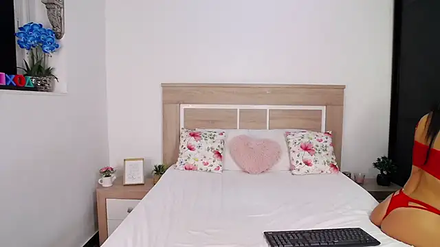 Snapshot of AylinRoss chatting on September 18, 2025, 6:54 pm AylinRoss online show from September 18, 2025, 6:54 pm