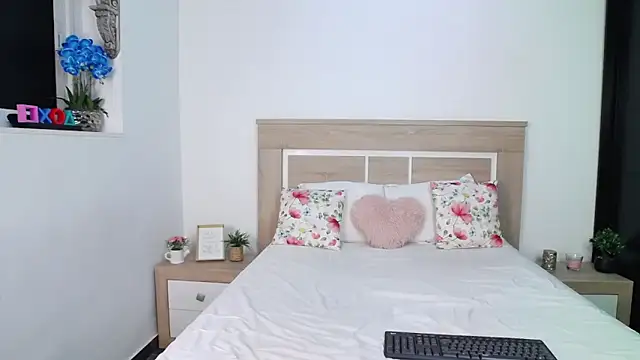 Snapshot of AylinRoss chatting on October 6, 2025, 6:16 pm AylinRoss online show from October 6, 2025, 6:16 pm