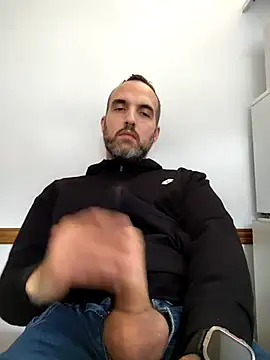 leon3875 online show from December 3, 2025, 3:32 pm