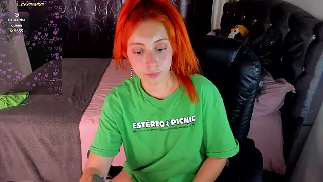 Violetaarey online show from April 15, 2026, 7:58 pm