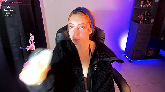 Violetaarey online show from May 26, 2026, 1:01 am
