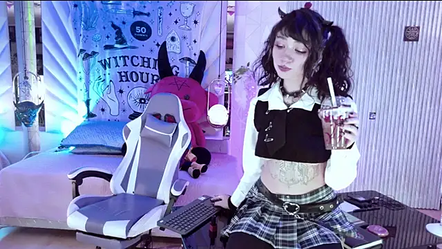 zephirahabney online show from November 6, 2025, 3:02 pm