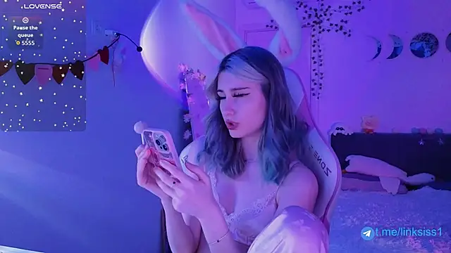 twicewetgirl online show from April 29, 2026, 5:30 pm