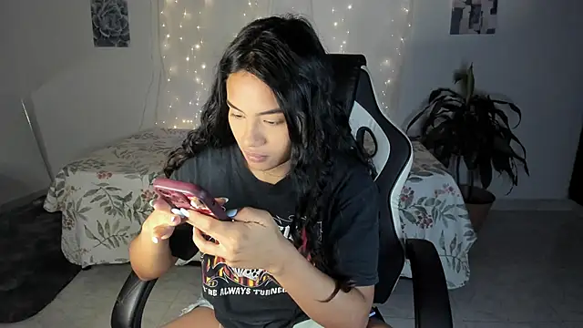 Snapshot of Riana_Kean chatting on October 27, 2025, 2:04 am Riana Kean online show from October 27, 2025, 2:04 am