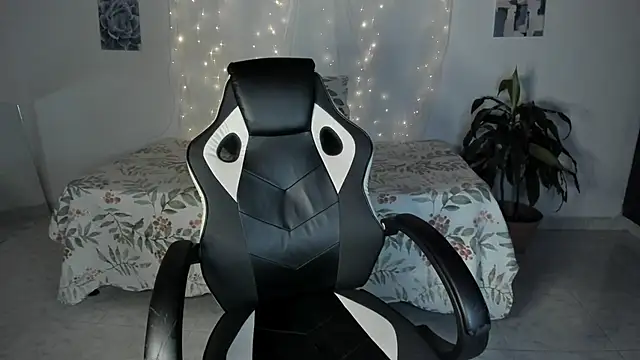 Snapshot of Riana_Kean chatting on October 31, 2025, 3:07 am Riana Kean online show from October 31, 2025, 3:07 am