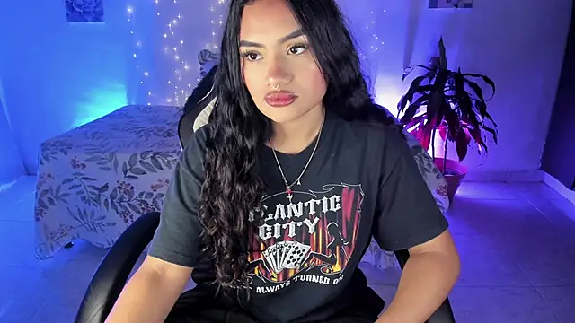 Snapshot of Riana_Kean chatting on November 15, 2025, 4:32 am Riana Kean online show from November 15, 2025, 4:32 am