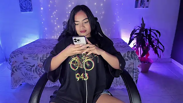 Snapshot of Riana_Kean chatting on November 17, 2025, 1:22 am Riana Kean online show from November 17, 2025, 1:22 am