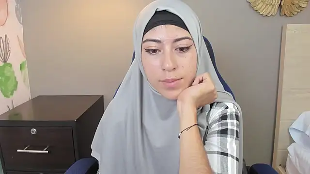 chaymae nah  online show from December 14, 2024, 2:45 am