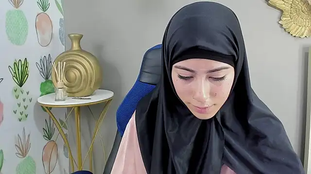 chaymae nah  online show from December 19, 2024, 3:52 pm