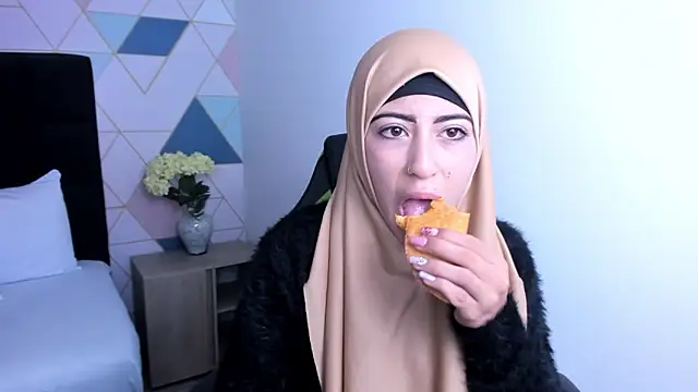 chaymae nah  online show from January 21, 2025, 12:18 pm