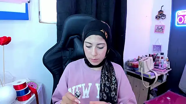 chaymae nah  online show from April 22, 2026, 1:56 pm