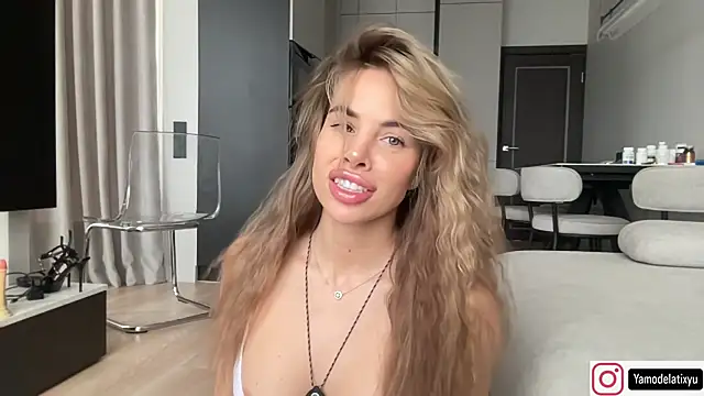 Snapshot of diffgirls2 chatting on November 14, 2025, 8:35 am diffgirls2 online show from November 14, 2025, 8:35 am